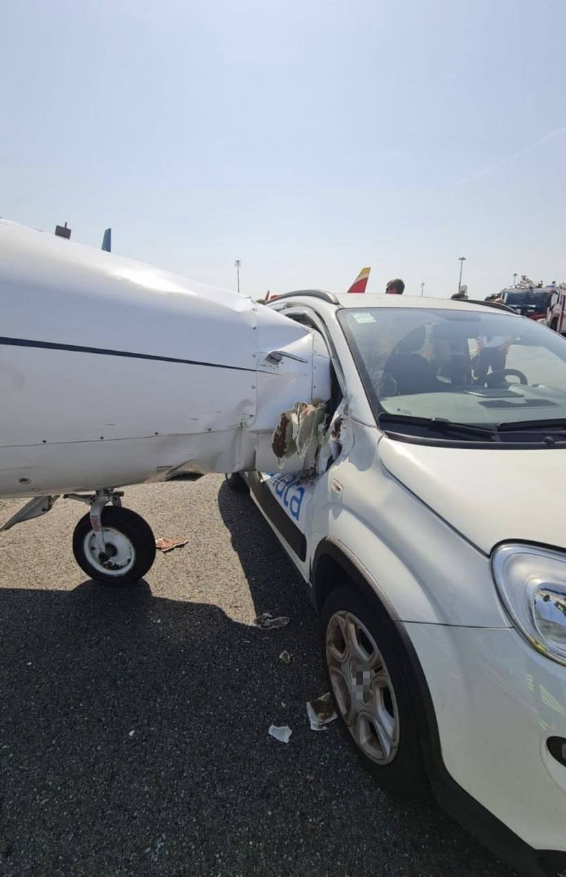 İTALYA'DA PİSTTE İLERLEYEN ÖZEL JETE ARABA ÇARPTI